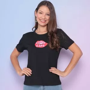 Camiseta Kisses Lips<BR>- Preta & Vermelha<BR>- M. Officer
