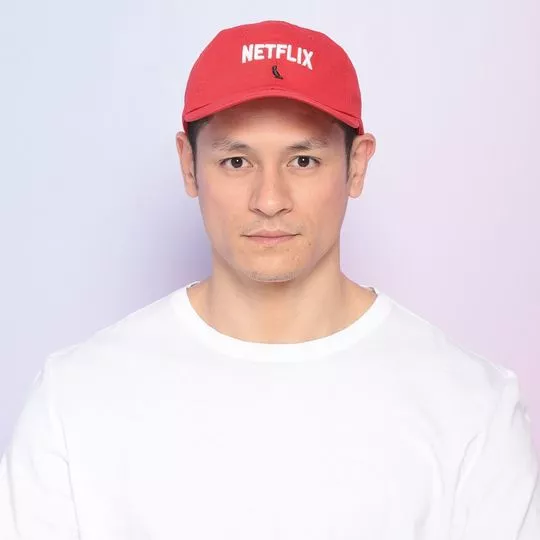 Boné Netflix®- Vermelho & Off White- Reserva