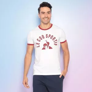 Camiseta Com Inscrições<BR>- Branca & Vermelho Escuro<BR>- Le Coq Sportif