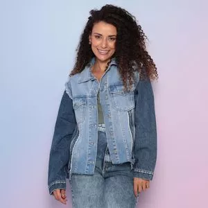 Jaqueta Jeans Com Desfiados<BR>- Azul & Azul Marinho<BR>- Acostamento