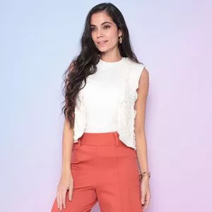Colete Cropped Texturizado<BR>- Off White<BR>- Lily Daisy