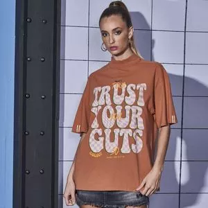 Camiseta Trust Your Guts<br /> - Marrom & Lilás<br /> - Colcci