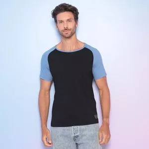 Camiseta Lisa<BR>- Preta & Azul Claro<BR>- Acostamento