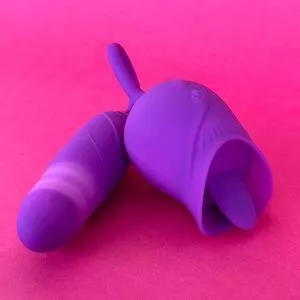 Vibrador Clitoriano & Vai & Vem Língua Daisy<BR>- Roxo<BR>- 30xØ5,5cm<BR>- USB<BR>- Désir Atelier