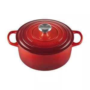 Panela Redonda 24cm Signature<BR>- Vermelha<BR>- 16,6x25,2x32,5cm<BR>- 4,2L<BR>- Le Creuset