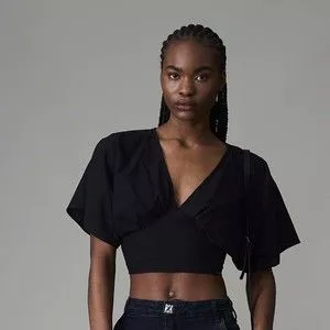 Cropped Com Recortes<BR>- Preto