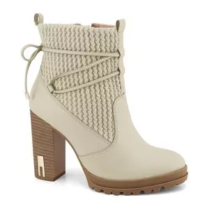 Bota Com Recortes<BR>- Off White<BR>- Salto: 9cm