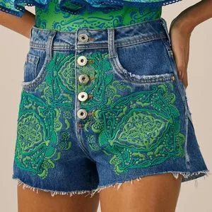 Short Jeans Com Bordados<BR>- Azul Escuro & Verde<BR>- Lança Perfume