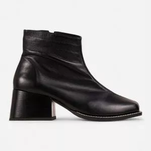 Bota Em Couro<BR>- Preta<BR>- Salto: 7cm