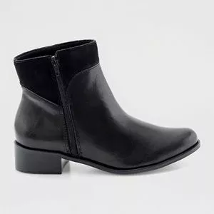 Bota Em Couro<BR>- Preta<BR>- Salto: 4cm